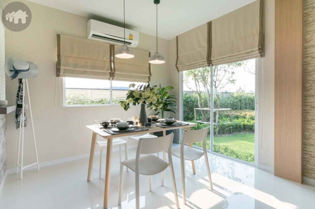 ห้องรับประทานอาหาร รับวิวสวนข้างบ้านด้วยประตูและหน้าต่างกระจกบานเลื่อนแบบ 2 ทาง ขนาดใหญ่