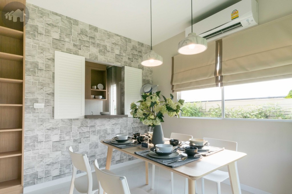 ห้องรับประทานอาหารเชื่อมต่อกับห้องครัว ผนังเจาะเป็นช่องสำหรับเป็นเคาน์เตอร์วางอาหาร