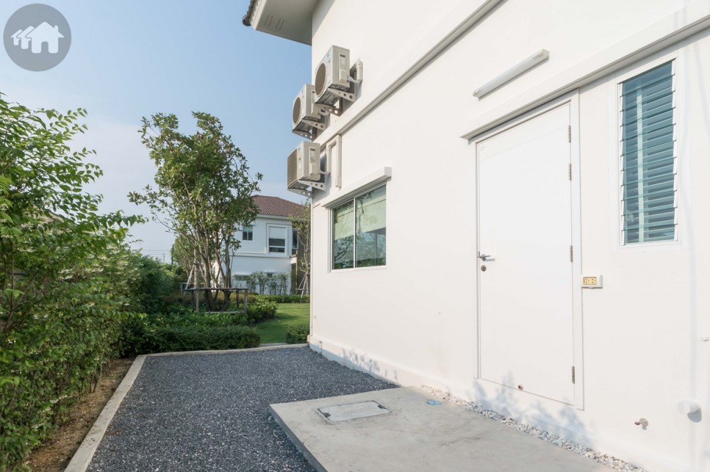 ด้านหลังบ้านเป็นส่วนซักล้าง กว้าง 1.80 เมตร ยาวประมาณ 2.40 เมตร บ้านจริงจะติดตั้งปลั๊กไฟพร้อมที่กันน้ำ ท่อระบายน้ำ และก๊อกน้ำให้เรียบร้อย