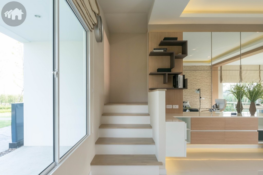 บันไดขึ้นชั้นที่ 2 กว้างประมาณ 1 เมตร