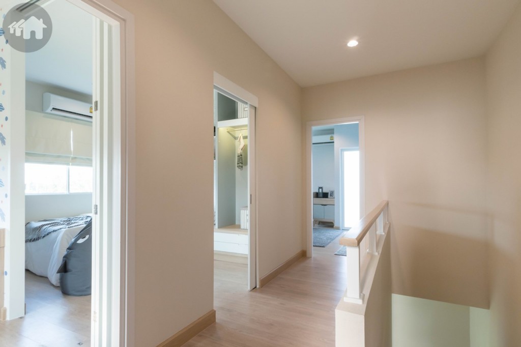 โถงบันไดบริเวณชั้นที่ 2 ทางเดินกว้าง 1.10 เมตร บนชั้นที่ 2 พื้นปูลามิเนตทั้งหมด