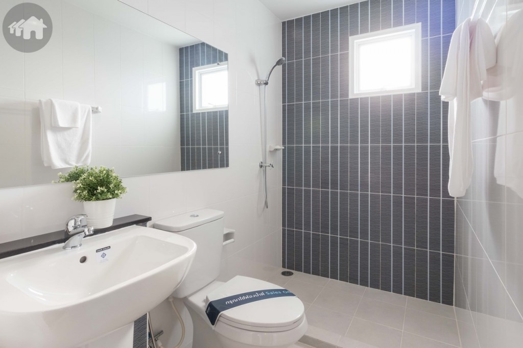 ห้องน้ำขนาดใหญ่อุปกรณ์ครบครัน ดร็อปจากพื้นห้องประมาณ 3 เซนติเมตร พื้นที่อาบน้ำมีขอบกั้นน้ำไหลมาส่วนอื่นของห้องน้ำสูงประมาณ 5 เซนติเมตร