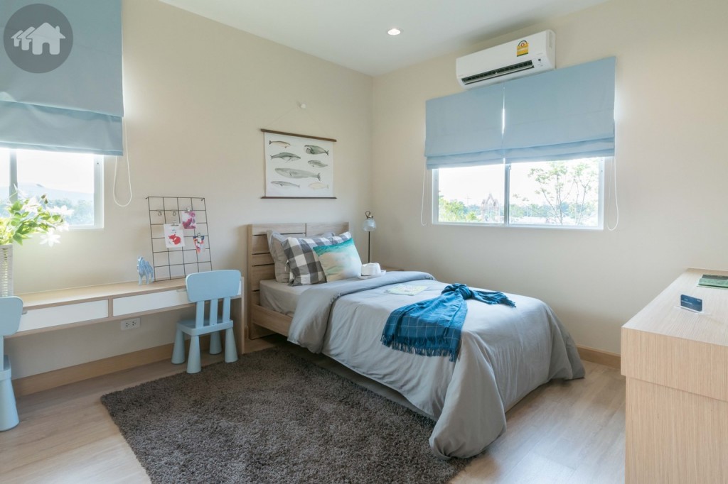 ห้องนอนเล็กวางเตียงขนาด 3 ฟุตขึ้นไป ได้สบาย เปิดรับวิวด้วยหน้าต่างกระจกบานเลื่อนแบบ 2 ทาง ถึง 2 ด้าน