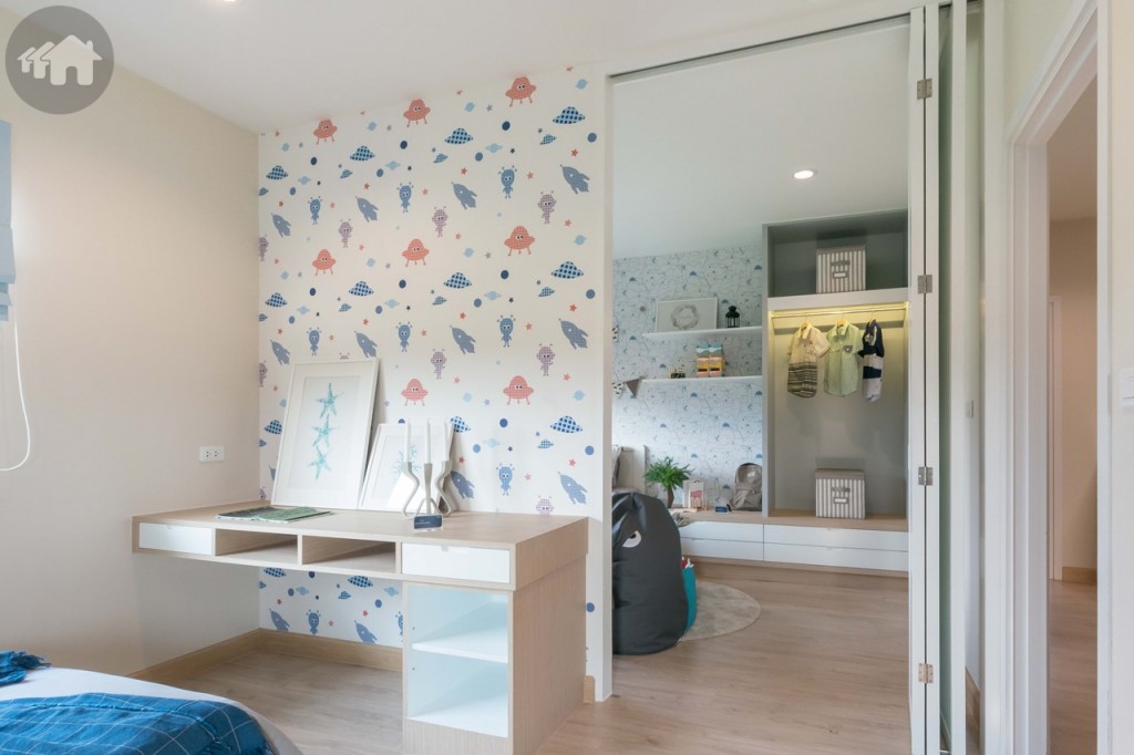 ผนังเป็นโซลิดวอลล์ บ้านตัวอย่างออกแบบเป็นประตูบานเฟี้ยมเชื่อมต่อกับห้องเอนกประสงค์