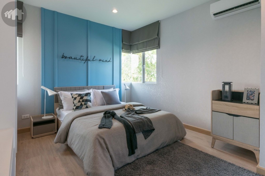 ห้องนอนใหญ่กว้างขวาง ปรับเปลี่ยนพื้นที่ใช้สอยได้หลายแบบ วางเตียงขนาด 5 ฟุต ได้สบาย ๆ เปิดรับวิวมากขึ้นด้วยผนังกระจกเข้ามุม และหน้าต่างกระจกบานกระทุ้ง