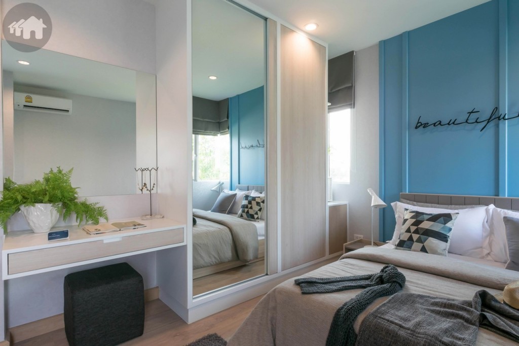 ข้างเตียงอีกด้านตกแต่งเป็นตู้เสื้อผ้า และโต๊ะเครื่องแป้ง