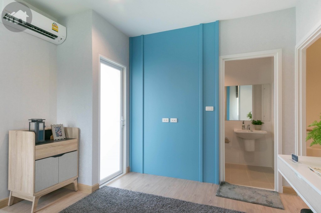 ปลายเตียงเชื่อมต่อกับห้องน้ำ และระเบียง