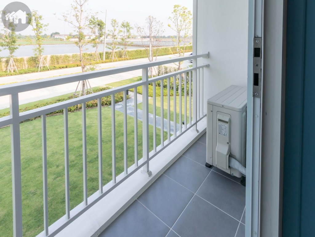 ระเบียงขนาดใหญ่ ดร็อปจากพื้นห้องประมาณ 3 เซนติเมตร กว้าง 75 เซนติเมตร ยาว 2.23 เมตร พื้นปูกระเบื้องขนาด 30x30 เซนติเมตร รั้วสูงประมาณ 85 เซนติเมตร