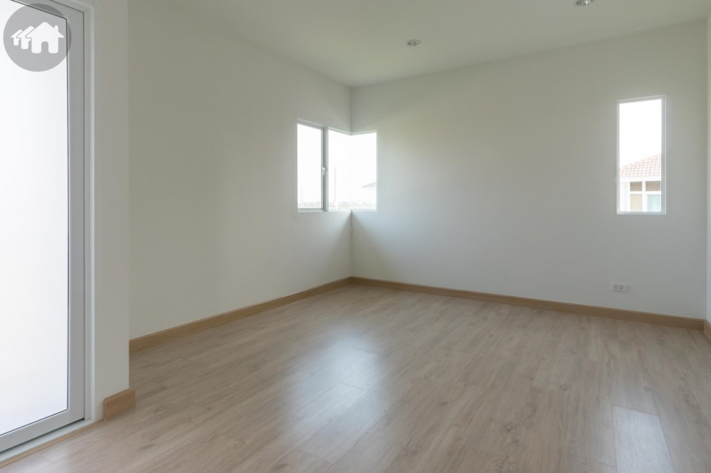 ห้องนอนใหญ่ กว้าง โล่ง สบาย ปรับเปลี่ยนพื้นที่ใช้สอยได้หลายแบบ มาพร้อมผนังกระจกเข้ามุม