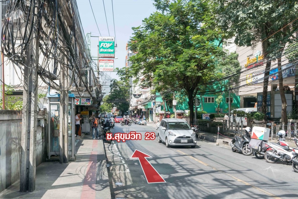 ซ.สุขุมวิท 23 เป็นถนน 2 เลน เดินรถสวนกัน เชื่อมต่อกับ ถ.อโศกมนตรี เป็นทางลัดไปออก ถ.เพชรบุรี และทองหล่อ ได้