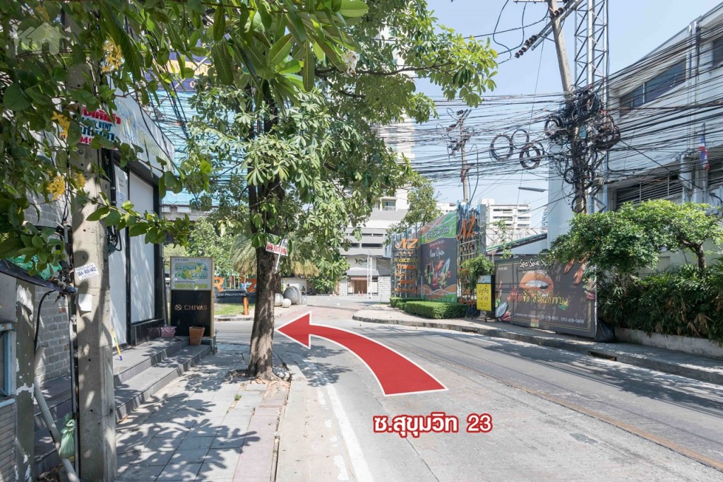 ตรงไปจนสุดทาง จากนั้นเลี้ยวซ้าย