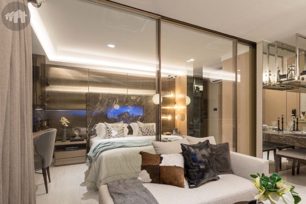 ห้องนอนกั้นเป็นสัดส่วนด้วยประตูกระจกบานเลื่อนแบบ 3 ตอน บานใหญ่ โดยรางอยู่ด้านบน ไม่ต้องกังวลว่าจะเดินสะดุด