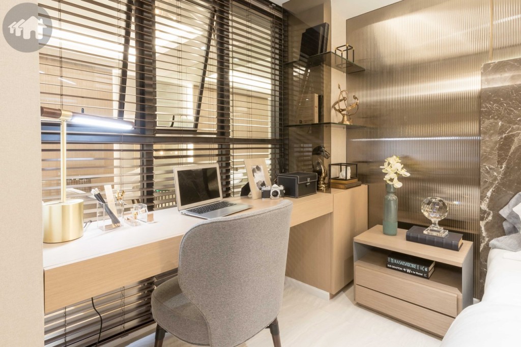 โต๊ะทำงานพร้อมเก้าอี้ และโต๊ะหัวเตียง ที่มาพร้อมกับห้อง ห่างจากข้างเตียงประมาณ 90 เซนติเมตร