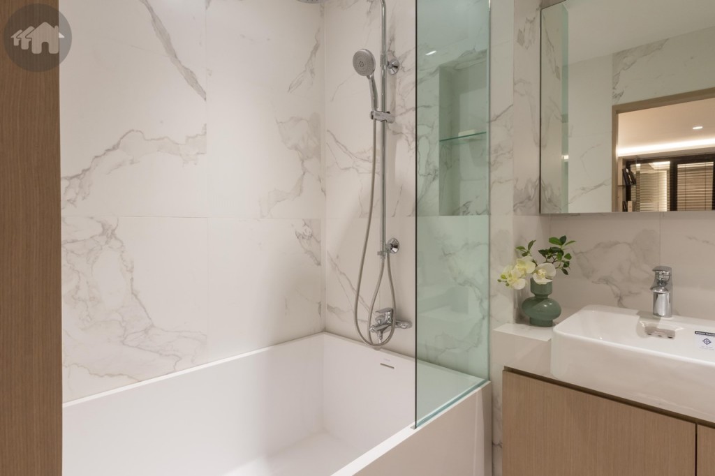 อ่างอาบน้ำของ Lavenz มีกระจกเทมเปอร์กั้นกันน้ำกระเด็นมาส่วนอื่นของห้องน้ำ