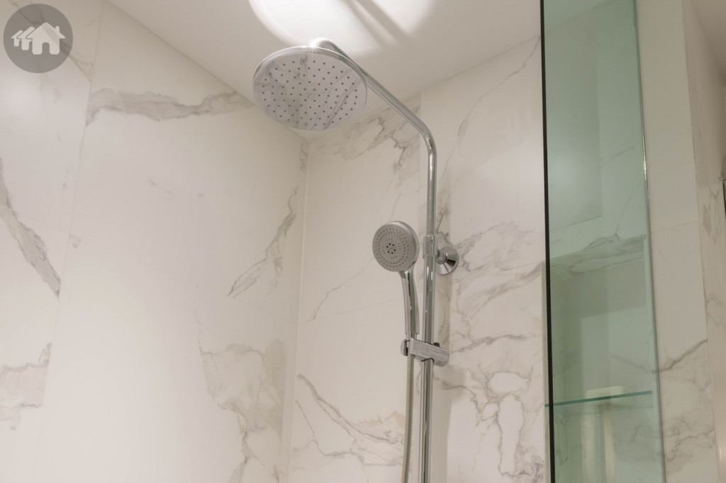 ฝักบัวของ Kohler ด้านข้างเจาะเป็นช่องสำหรับวางอุปกรณ์อาบน้ำ