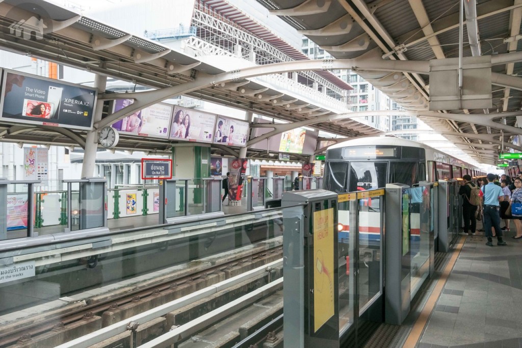 ลงรถไฟฟ้า BTS ที่สถานีอ่อนนุช จากจุดนี้จะมีบริการรถ Shuttle Bus รับ-ส่งฟรีถึงโครงการ หรือจะเลือกช้อปปิ้งที่เทสโก้ โลตัส สุขุมวิท 50 ก่อนเข้าบ้านก็ได้
