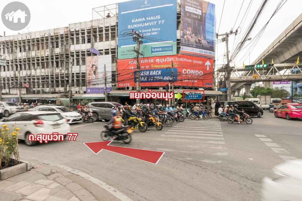 หากอยากสัมผัสการเดินตลาดแบบดั้งเดิมก็สามารถเลือกจับจ่ายอาหารคาว หวาน ผักและผลไม้บริเวณแยกอ่อนนุช ซึ่งเดินมาไม่ไกลจากสถานีรถไฟฟ้า