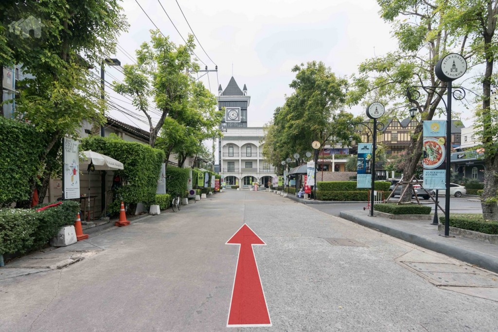 ทางเข้าจะเป็นถนน 2 เลน ขนาดใหญ่ เข้า-ออกสะดวก