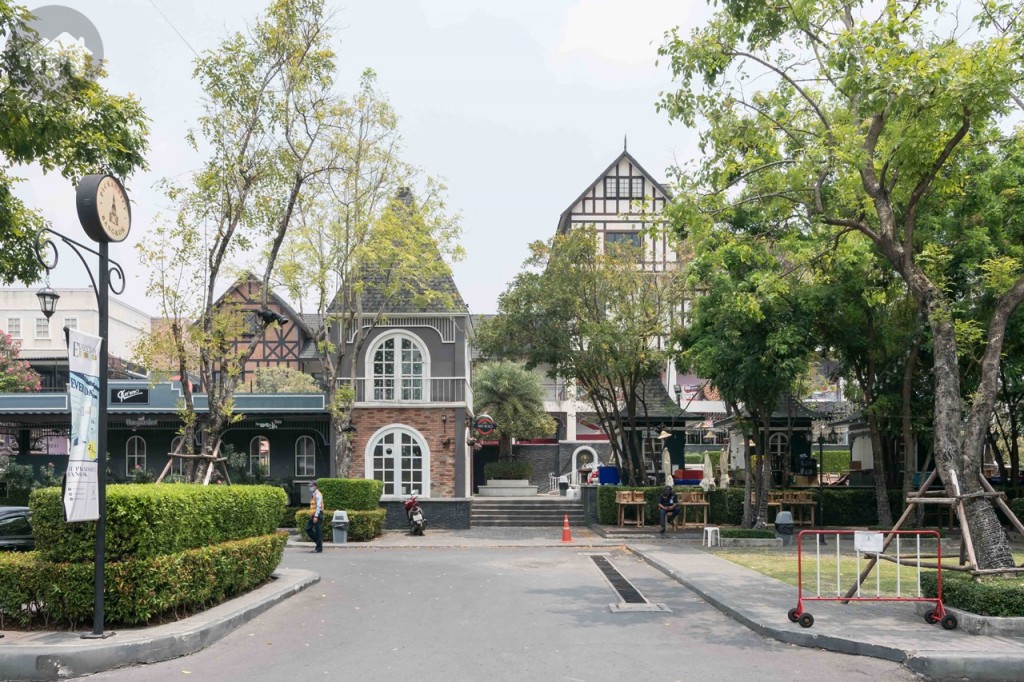 พื้นที่กว้างขวางกว่า 10,000 ตารางเมตร ที่เป็นทั้งแหล่งช้อปปิ้ง และพักผ่อน