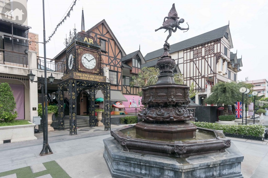 จัตุรัสน้ำพุ และหอนาฬิกาจำลองมุมถ่ายภาพยอดนิยม