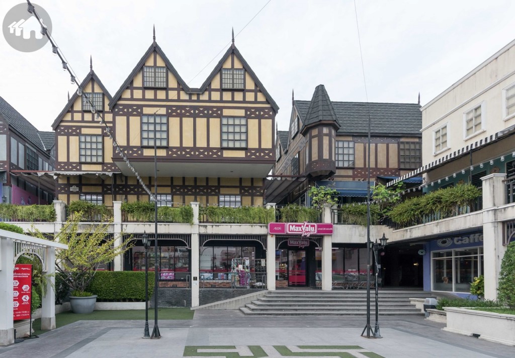 ดึกๆ ไม่ต้องกลัวหิวด้วย แม็กซ์แวลู ร้านสะดวกซื้อที่เปิดตลอด 24 ชั่วโมง จับจ่ายใช้สอยสะดวกทั้งของสดของแห้ง โดยเฉพาะช่วงดึกๆ จะมีสินค้าประเภทอาหารลดราคา ช่วยประหยัดค่าอาหารได้ด้วย