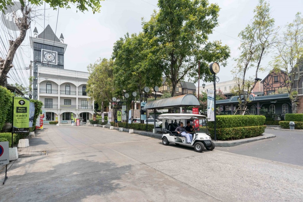 ด้านหน้าทางเข้า-ออกโครงการที่เป็น Pickadaily Bangkok จะมีบริการรถรับ-ส่ง ถึงโครงการ