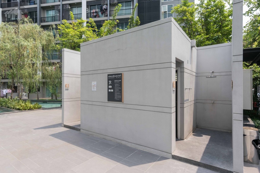 ห้องน้ำ และที่อาบน้ำริมสระ