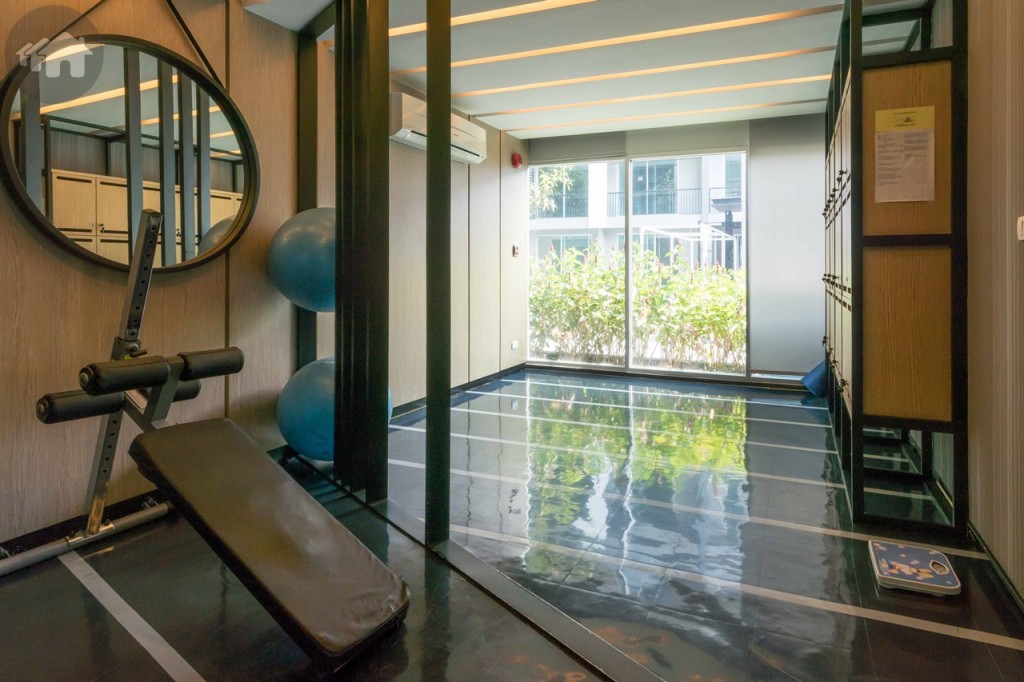 ฟิตเนสจะอยู่ชั้นล่างของอาคาร B บริเวณตู้ล็อกเกอร์จะเป็นโซนโยคะ