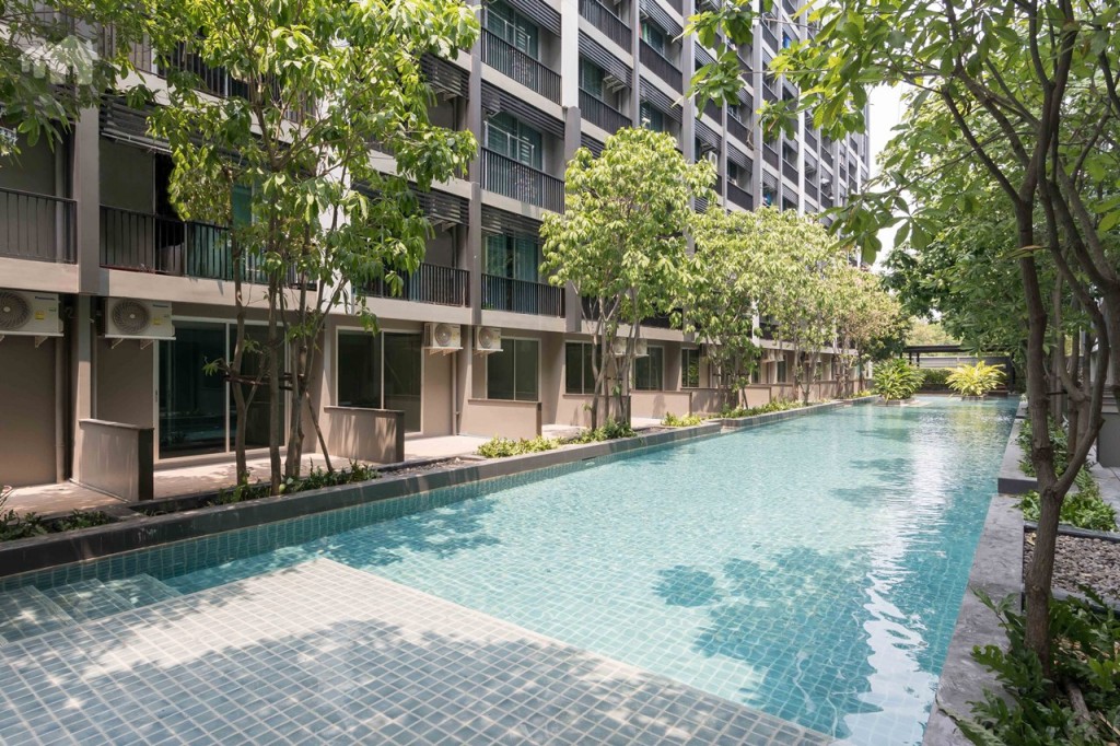 สระว่ายน้ำขนาดโอลิมปิก ยาว 50 เมตร อีกหนึ่งสระ ระหว่างอาคาร B และ C