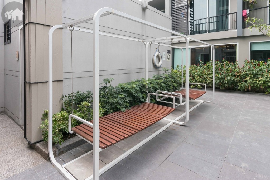 ที่นั่งพักผ่อน พร้อมห้องน้ำและที่อาบน้ำริมสระ