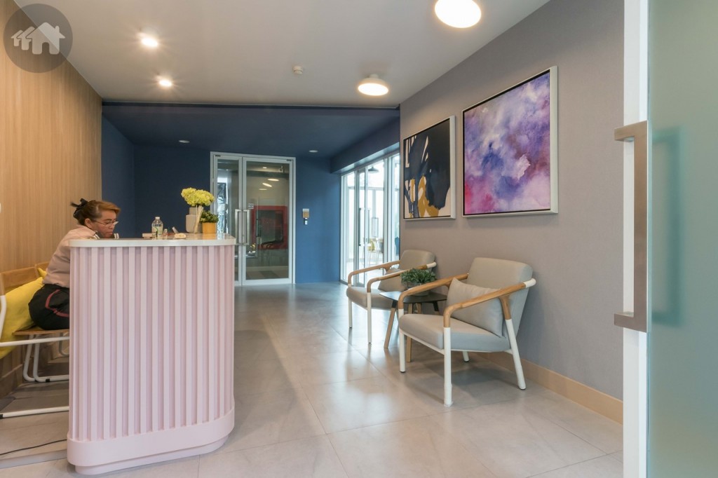 ล็อบบี้บริเวณอาคาร C มีที่นั่ง และพนักงานรักษาความปลอดภัยประจำที่เคาน์เตอร์