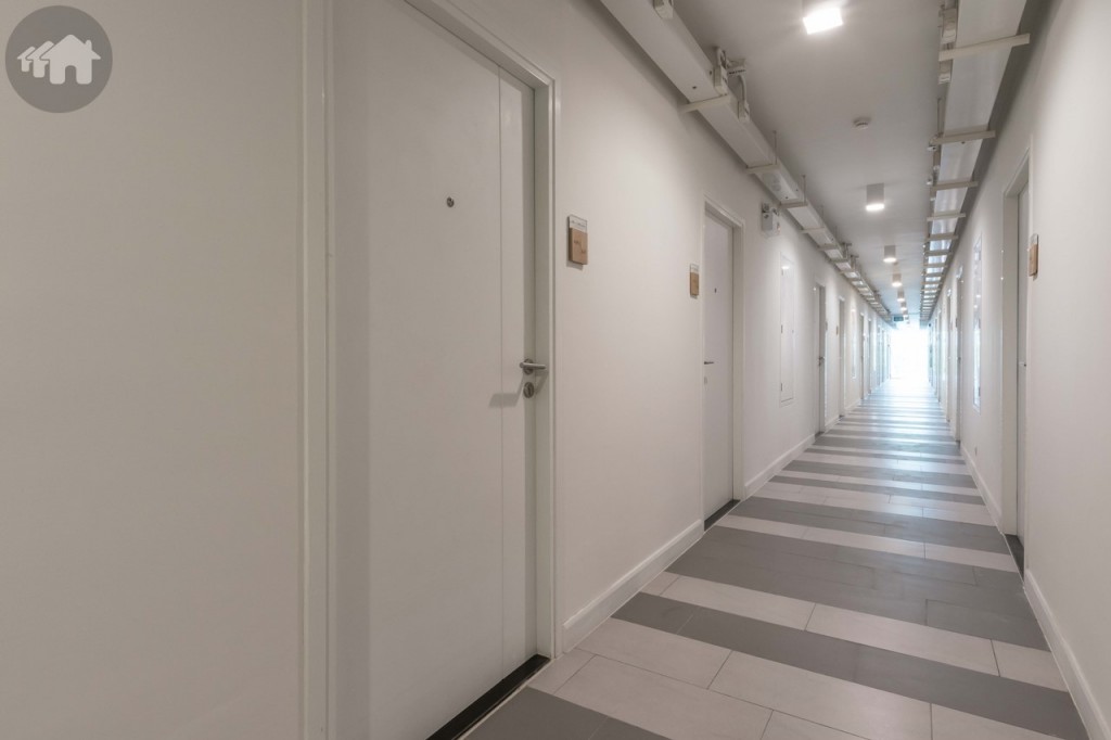 ทางเดินหน้าห้องกว้างประมาณ 1.50 เมตร ประตูเข้าห้องกว้างประมาณ 90 เซนติเมตร สูงประมาณ 2 เมตร ห้องจริงจะมี Digital Door Lock ติดตั้งให้ด้วย