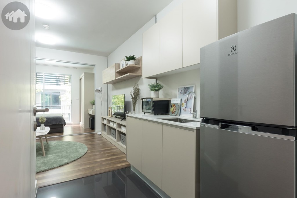 เข้ามาภายในห้องจะเป็นห้องครัว พื้นส่วนนี้ปูกระเบื้องแกรนิตโต้ ขนาด 60x60 เซนติเมตร เชื่อมต่อกับห้องนั่งเล่นและห้องนอน ตกแต่งสไตล์มินิมอล โปร่ง โล่ง ด้วยเพดานสูง 2.60 เมตร