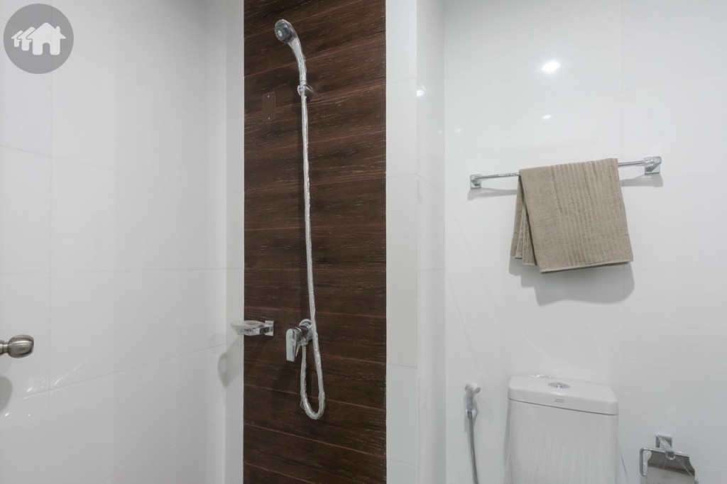 พื้นที่อาบน้ำดร็อปจากพื้นห้องน้ำประมาณ 2 เซนติเมตร กว้างประมาณ 80 เซนติเมตร ยาวประมาณ 1.15 เมตร ผนังปูกระเบื้องลายไม้ พร้อมติดตั้งที่วางอุปกรณ์อาบน้ำ