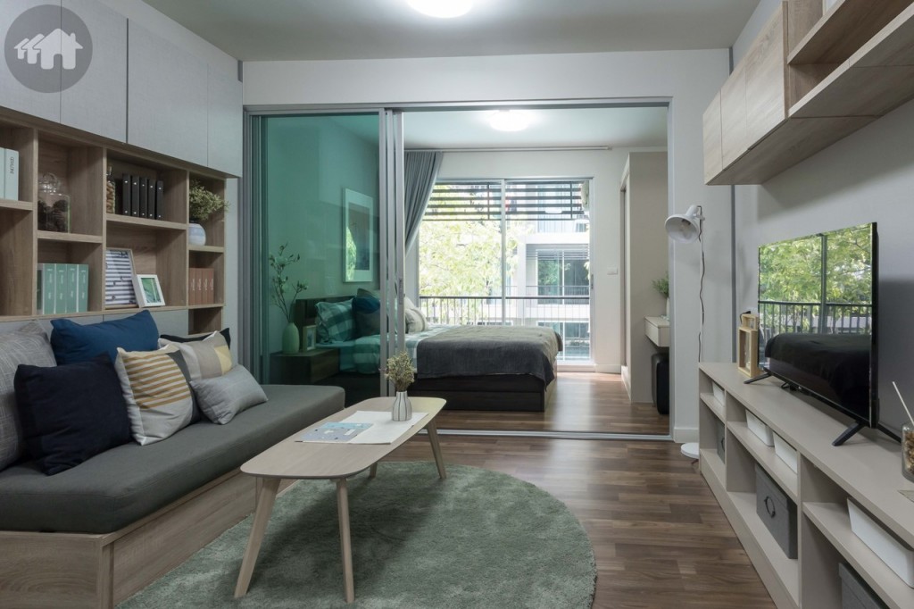 มาต่อกันที่ห้องนั่งเล่นขนาดใหญ่ พื้นส่วนนี้และห้องนอนปูลามิเนต ระยะดูโทรทัศน์กว้างประมาณ 2.10 เมตร