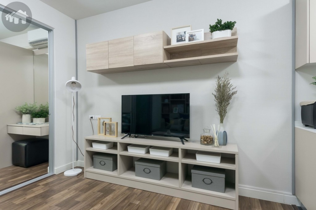 ชั้นวางโทรทัศน์บิลท์อินที่แถมมาให้กับห้องของ Chic Republic