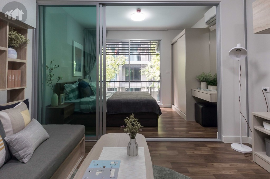 ห้องนั่งเล่นเชื่อมต่อกับห้องนอนด้วยประตูกระจกบานเลื่อนแบบ 3 ตอน บานใหญ่