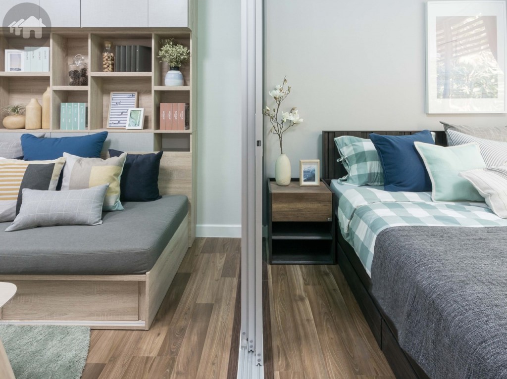 ระยะห่างจากประตูไปถึงขอบเตียงประมาณ 55 เซนติเมตร วางโต๊ะหัวเตียงได้ ส่วนอีกด้านห่างจากโซฟาประมาณ 45 เซนติเมตร