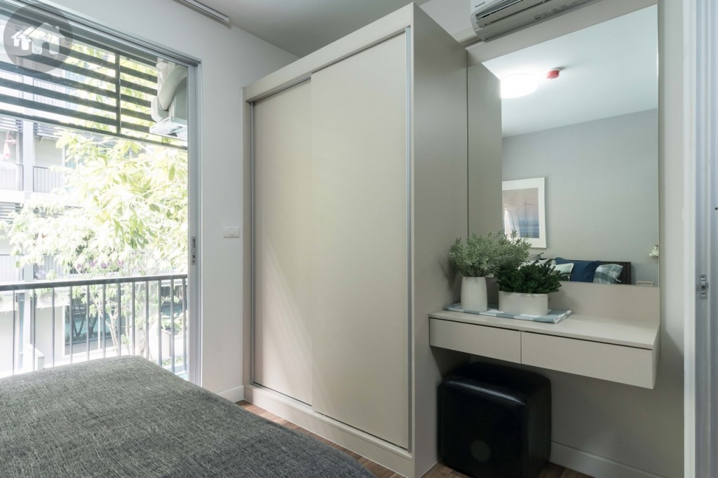 มาพร้อมกับตู้เสื้อผ้าและโต๊ะเครื่องแป้งของ Chic Republic เช่นเดียวกัน ห่างจากปลายเตียงประมาณ 80 เซนติเมตร