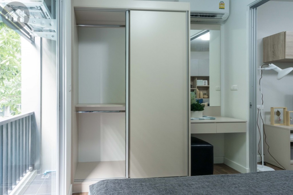 ตู้เสื้อผ้าบิลท์อินเก็บของได้หลากหลาย