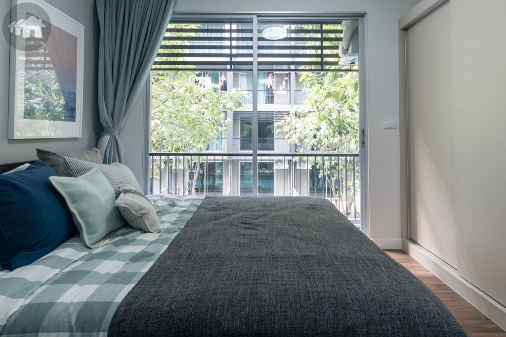 เปิดรับวิวสระว่ายน้ำด้วยประตูกระจกบานเลื่อนทางเดียวขนาดใหญ่ ห่างจากข้างเตียงประมาณ 35 เซนติเมตร ขอบประตูยกสูงประมาณ 12 เซนติเมตร