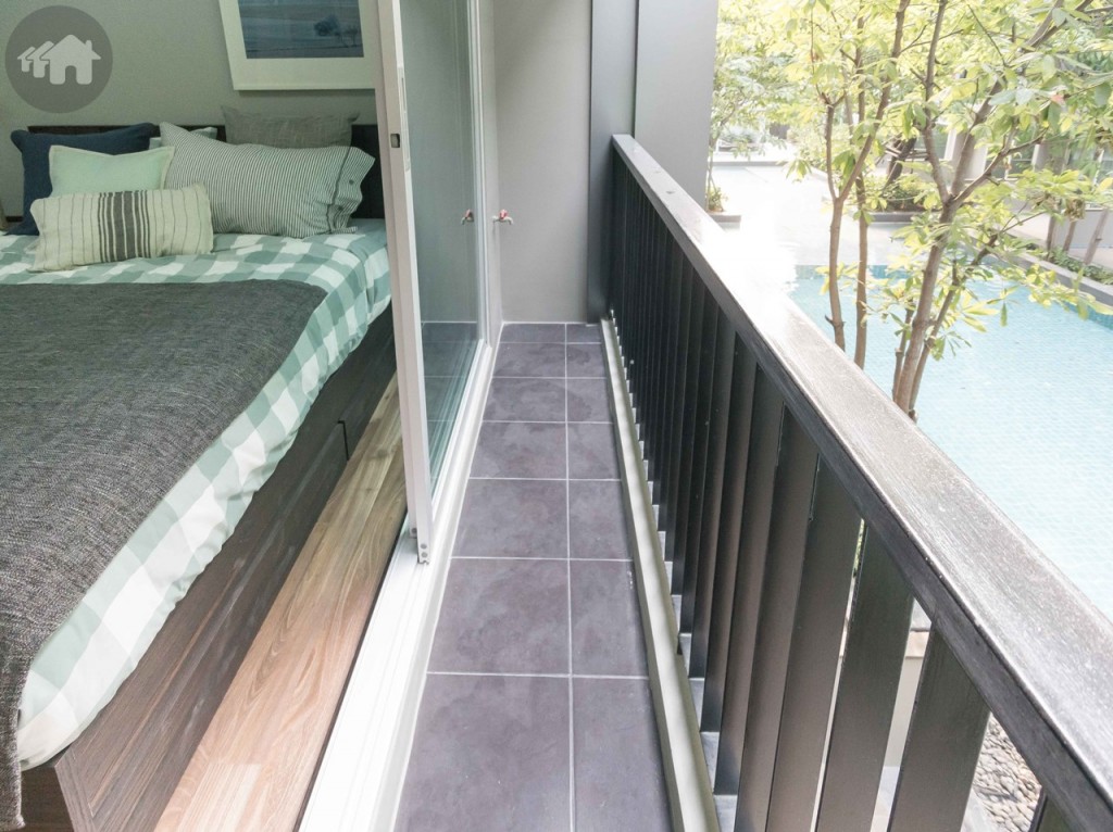 พื้นที่ระเบียงกว้างประมาณ 50 เซนติเมตร ยาวประมาณ 3.40 เมตร พื้นปูกระเบื้องขนาด 30x30 เซนติเมตร รั้วสูงประมาณ 90 เซนติเมตร