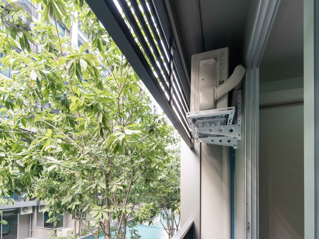 ด้านบนติดตั้งคอมเพรสเซอร์เครื่องปรับอากาศสูงจากพื้นประมาณ 1.95 เมตร พร้อมติดตั้งระแนงบังเพิ่มความสวยงาม