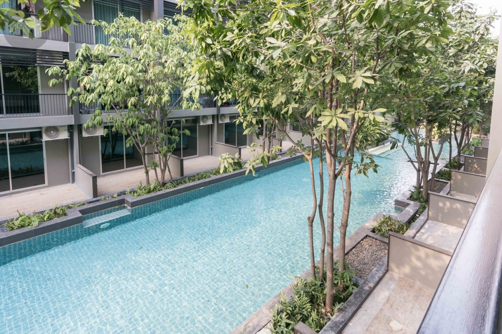 วิวสระว่ายน้ำขนาดใหญ่