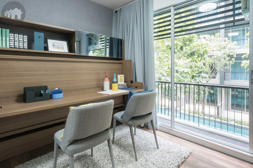 ห้องนอนตกแต่งเป็นโต๊ะทำงานขนาดใหญ่ เปิดรับวิวสระว่ายน้ำ