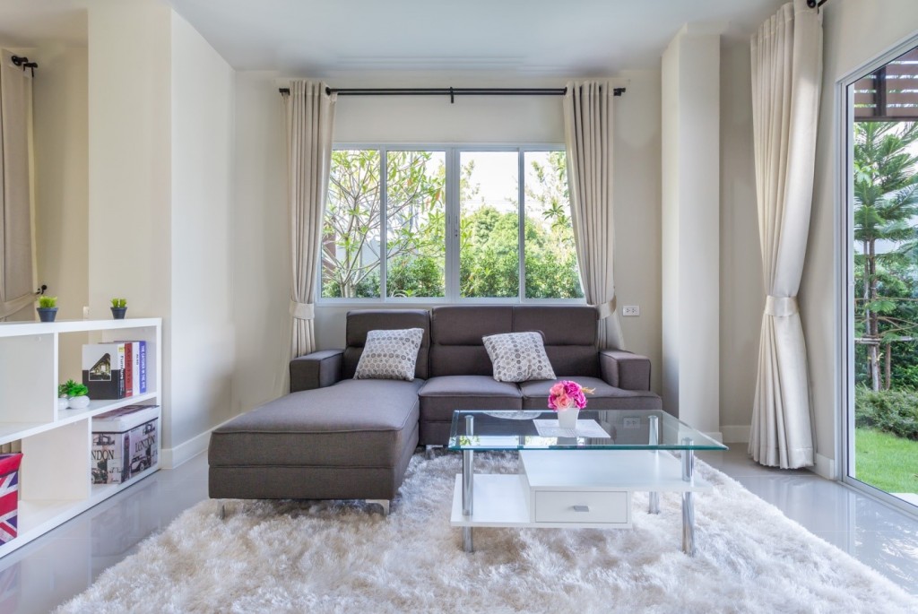 สามารถจัดวางทีวี และโซฟาได้ มีพื้นที่เหลือกว้างมาก ส่วนใต้บันไดมีห้องเก็บของเล็กๆ