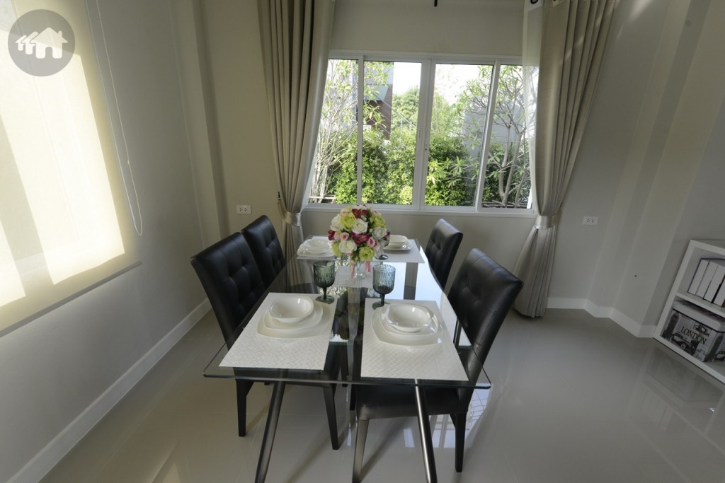 ถัดเข้าไปส่วนใน จะมีพื้นที่สำหรับวางโต๊ะทานข้าวได้ สังเกตได้ว่ามีช่องแสงภายในตัวบ้าน ช่วยให้บ้านสว่างและโปร่งโล่งในเวลากลางวัน ส่วนผนังจะใช้อิฐมวลเบา ป้องกันความร้อนและเสียงจากนอกบ้านได้ดี มีความแข็งแรง สามารถเจาะหรือแขวนเฟอร์นิเจอร์ และเครื่องใช้ไฟฟ้าได้