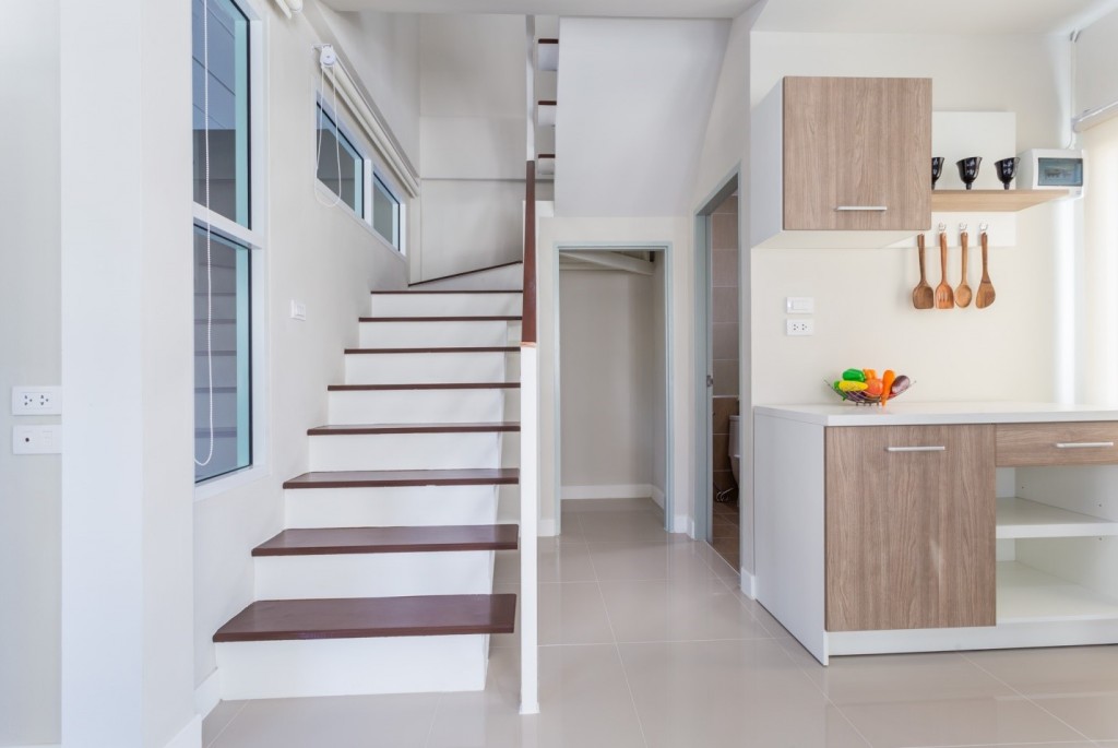 โต๊ะกินข้าว จัดวางอยู่ด้านใน ตรงข้ามกับมุมครัว