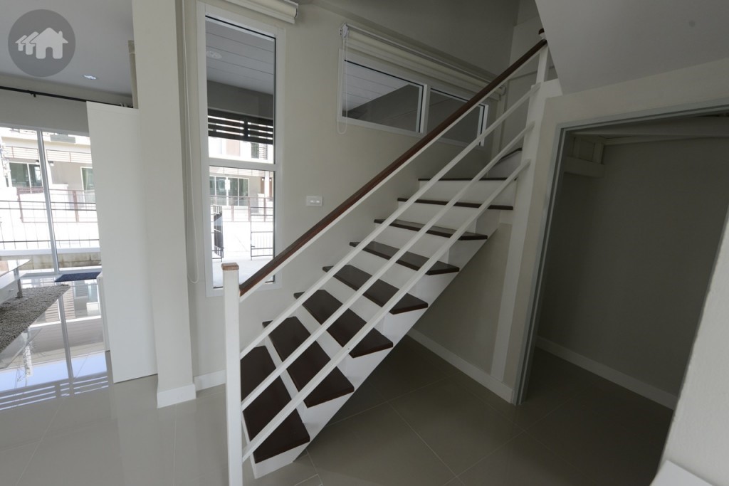 มีห้องเก็บของใต้บันได