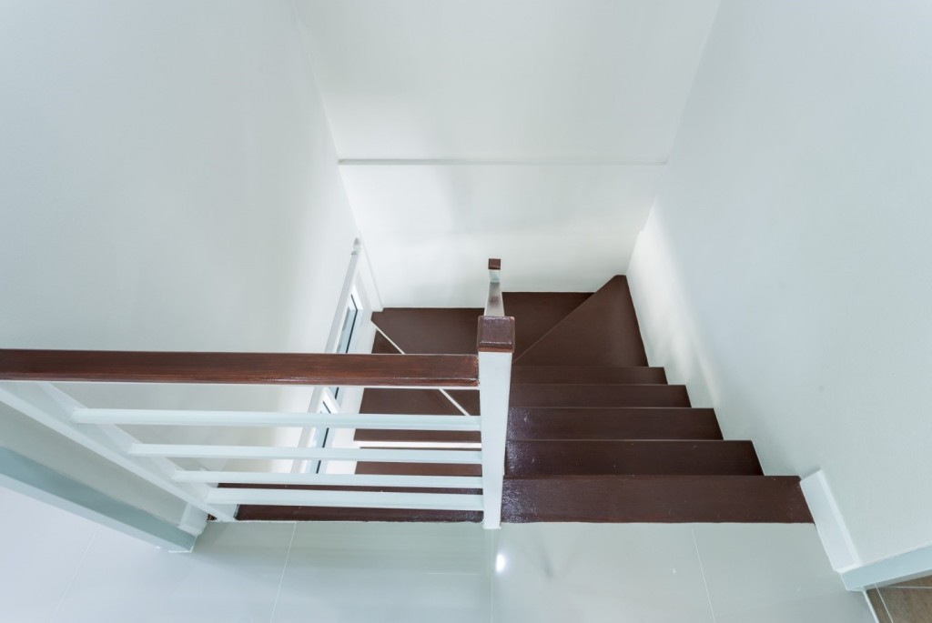 ขึ้นบันไดไปชั้นสอง มี 3 ห้องนอน 1 ห้องน้ำ